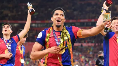 Barcelona só venderá Ronald Araújo caso o zagueiro peça para sair. (Photo by Fran Santiago/Getty Images)