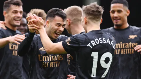 Leandro Trossard ao lado de Gabriel Martinelli