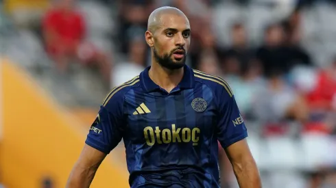 Sofyan Amrabat, atualmente no Fenerbahçe, atrai o olhar de gigantes da Série A como Juventus e Milan, além de outros clubes italianos. (Photo by Gualter Fatia/Getty Images)