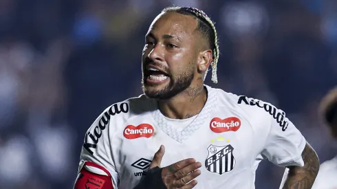 Neymar em ação pelo Santos e comemorando gol (Photo by Ricardo Moreira/Getty Images)