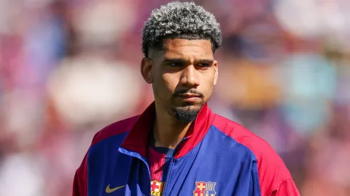 Zagueiro o Barcelona, em campo Foto: by Judit Cartiel/Getty Images