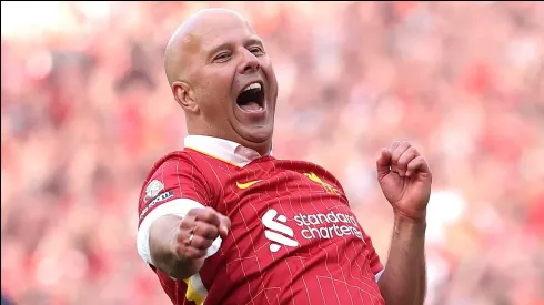 Treinador Arne Slot comemora pelo Liverpool. ( Foto: Carl Recine/Getty Images)