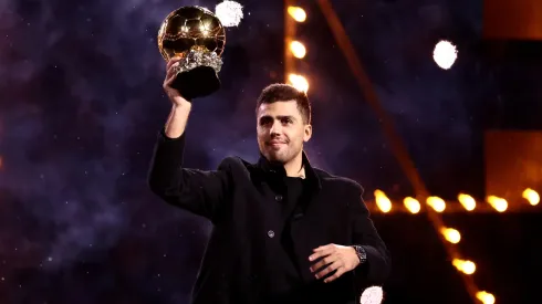 Volante Rodri com a Bola de Ouro (Foto: Naomi Baker/Getty Images)