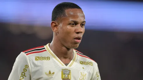 Wallace Yan durante partida do Flamengo (Foto: Thiago Ribeiro/AGIF)