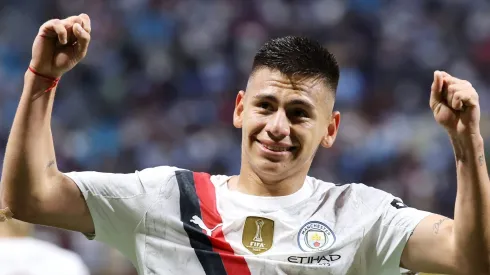 Claudio Echeverri segue nos planos do Manchester City, que rejeitou uma proposta da Roma com cláusula de compra obrigatória. Foto: Alex Grimm/Getty Images