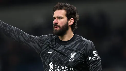 O Fenerbahçe, sob o comando de José Mourinho, está em negociações iniciais para contratar Alisson Becker, goleiro titular do Liverpool e um dos melhores do mundo. (Photo by Julian Finney/Getty Images)