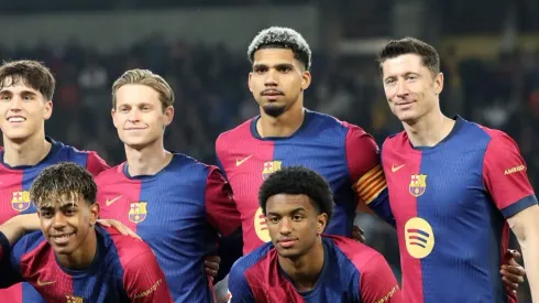 Chelsea decide avançar no interesse por Ronald Araújo. Foto: Judit Cartiel/Getty Images)