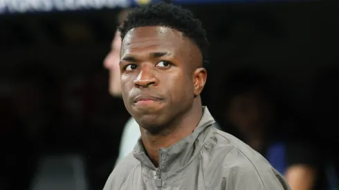 A relação entre Vinicius Junior e o Real Madrid vive um momento de tensão. Entre críticas de comentaristas e comparações com a saída de Neymar do Barcelona, o futuro de Vini no clube merengue permanece incerto. Foto: Eibner-Pressefoto / Alamy Stock Photo