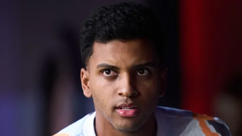 Rodrygo é alvo do PSG e outros gigantes europeus. Foto: Juan Manuel Serrano Arce/Getty Images)