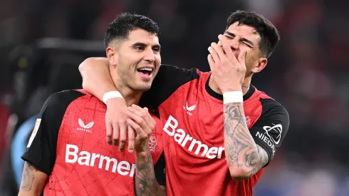 Palacios e Piero Hincapié pelo Bayer Leverkusen (Foto: Stuart Franklin/Getty Images)