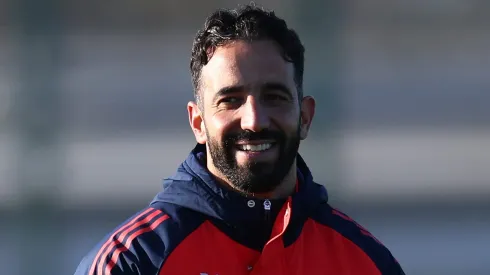 Ruben Amorim sorri ao ser perguntado sobre a chegada de Donnarumma no Manchester United.(Photo by Alex Livesey/Getty Images)