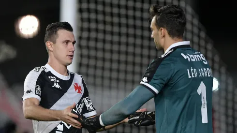 Léo Jardim e Lucas Piton jogador do Vasco durante partida contra o Operário (Foto: Thiago Ribeiro/AGIF)