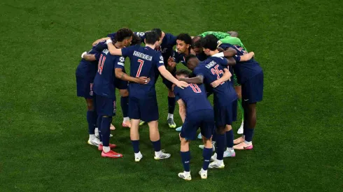 Elenco do PSG se reúne no centro do gramado antes da partida. Foto: Dan Mullan/Getty Images