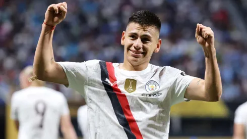 Claudio Echeverri, joia argentina de 19 anos do Manchester City, é alvo de oferta do Borussia Dortmund. Foto: Alex Grimm/Getty Images