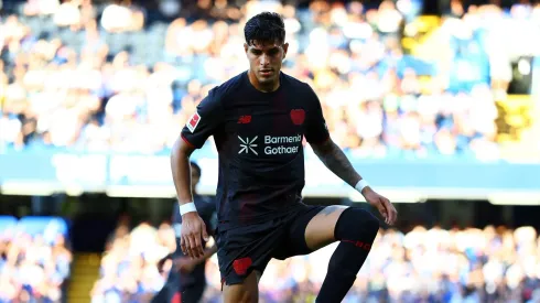 Com Piero Hincapie como principal alvo, o clube avalia investir pesado novamente, mesmo após altos gastos no mercado, enquanto pondera entre apostar em jovens talentos ou buscar nomes de peso para garantir solidez defensiva. (Photo by Bryn Lennon/Getty Images)