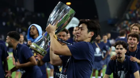 Lee Kang-in comemorando título do PSG. Foto: Claudio Villa