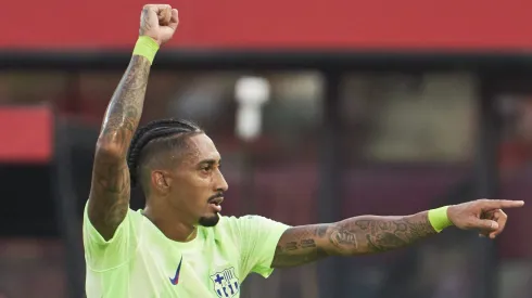 Após uma temporada histórica com 34 gols e 25 assistências, Raphinha segue como peça central do Barcelona. (Photo by Rafa Babot/Getty Images)