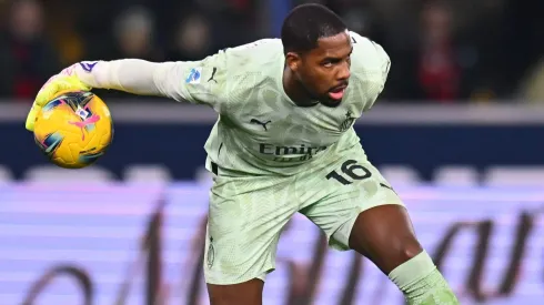 O Manchester United avalia uma negociação ousada envolvendo Rasmus Hojlund para garantir o goleiro do AC Milan, Mike Maignan. Foto: Alessandro Sabattini/Getty Images