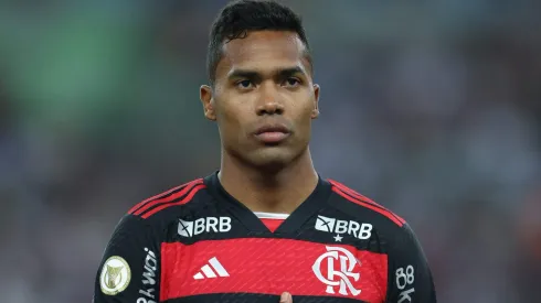 Alex Sandro, do Flamengo, recusa proposta do Al-Ahli com salário de R$ 5 milhões por mês. (Photo by Lucas Figueiredo/Getty Images)
