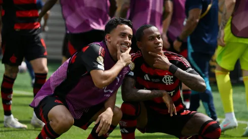 Flamengo recebe sondagens do Wolverhampton de Vítor Pereira por Wallace Yan; Atacante quer a Premier League. (Photo by David Ramos/Getty Images)