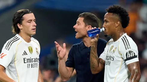 Carreras, Xabi Alonso, treinador do Real Madrid e Éder Militão contra o Osasuna. (Foto: Angel Martinez/Getty Images)