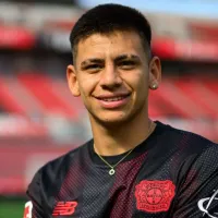 Claudio Echeverri é apresentado pelo Bayer Leverkusen e recebe a camisa 9 para a temporada
