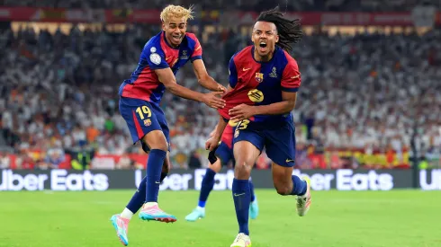 Lamine Yamal e Koundé comemoram gol do Barcelona
