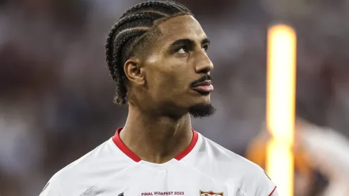 Loic Badé fecha com o Bayer Leverkuse. Foto: Maja Hitij/Getty Images)