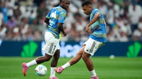Kylian Mbappé e Vinicius Junior, do Real Madrid, aquecem antes da partida da LaLiga EA Sports entre Real Madrid CF e CA Osasuna, no Estádio Santiago Bernabéu, em 19 de agosto de 2025, em Madri, Espanha. Foto: Angel Martinez/Getty Images