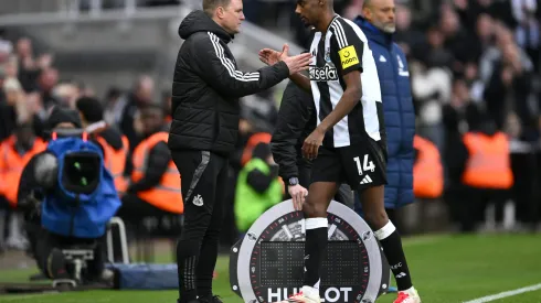O técnico do Newcastle, Eddie Howe, parabeniza Alexander Isak após ser substituído durante a partida da Premier League entre Newcastle United FC e Nottingham Forest FC no St James' Park, em 23 de fevereiro de 2025, em Newcastle upon Tyne, Inglaterra. Foto: Stu Forster/Getty Images