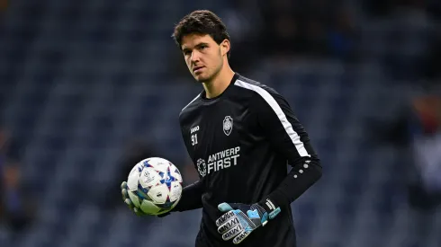 Senne Lammens tem conversas adiantadas para deixar o Antwerp (Foto: Octavio Passos/Getty Images)