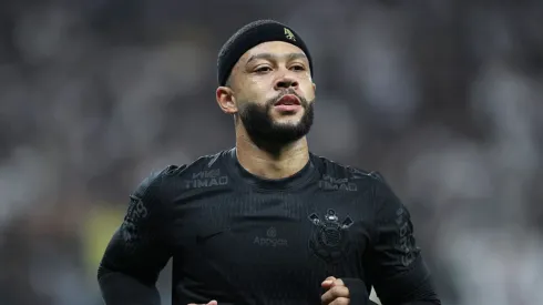 Memphis Depay em confronto pelo Corinthians