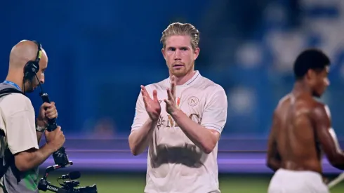 Na estreia da Serie A 2025-26, Kevin De Bruyne brilhou com um gol magistral de falta, ajudando o Napoli a vencer o Sassuolo e reafirmando a força do atual campeão italiano. (Photo by Alessandro Sabattini/Getty Images)