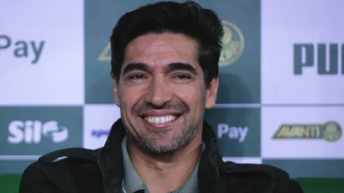 Abel Ferreira no banco do Palmeiras. (Foto: Ettore Chiereguini/AGIF)