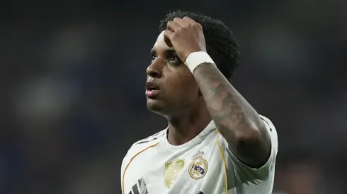 No duelo entre Real Madrid e Oviedo, a decisão de Xabi Alonso de substituir Rodrygo por Vinicius gerou forte reação do jovem atacante. (Photo by Juan Manuel Serrano Arce/Getty Images)