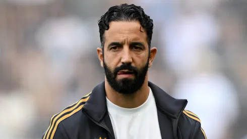 Ruben Amorim, técnico do Manchester United, observa antes da partida da Premier League entre Fulham e Manchester United em Craven Cottage, em 24 de agosto de 2025, em Londres, Inglaterra. Foto: Mike Hewitt/Getty Images