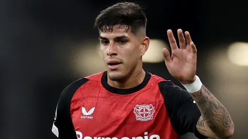 Piero Hincapié em jogo do Bayer Leverkusen. (Foto: Lars Baron/Getty Images)
