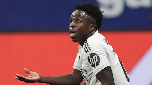Vinicius Júnior ficou na reserva do Real Madrid contra Oviedo. Foto: Juan Manuel Serrano Arce/Getty Images
