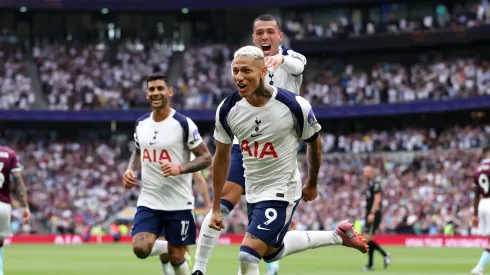 Richarlison comemorando gol pelo Tottenham. Foto: Justin Setterfield/Getty Images