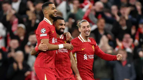 Mohamed Salah, Cody Gakpo e Kostas Tsimikas durante a partida. Foto de Carl Recine/Getty Images