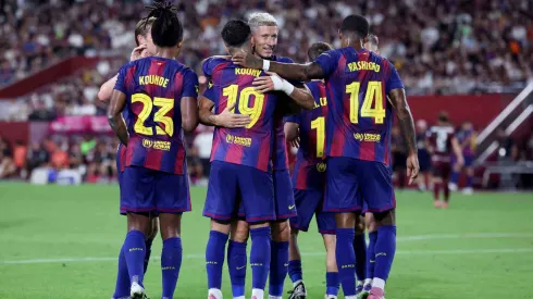 Barcelona é parabenizado por Robert Lewandowski. Foto: Paul Miller/Getty Images