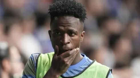 Vinicius Júnior vai receber nova proposta da Arábia Saudita após ficar no banco do Real Madrid (Photo by Juan Manuel Serrano Arce/Getty Images)