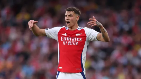 Jakub Kiwior em ação pelo Arsenal. Foto: Alex Pantling/Getty Images