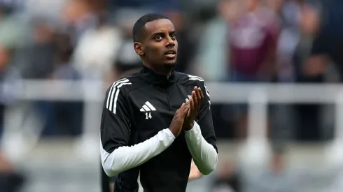 Alexander Isak em confronto pelo Newcastle.