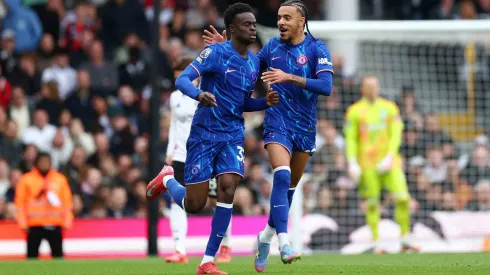 Tyrique George comemora o gol com Malo Gusto. Foto: Bryn Lennon/Getty Images