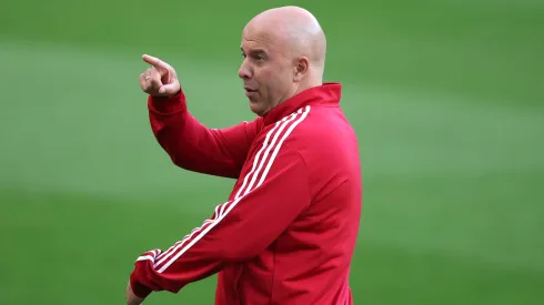Arne Slot, técnico do Liverpool, inspeciona o campo antes da partida da Premier League entre Newcastle United e Liverpool no St. James' Park, em 25 de agosto de 2025, em Newcastle upon Tyne, Inglaterra. Foto: Stu Forster/Getty Images