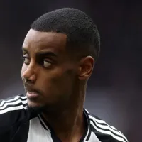 Alexander Isak alimenta rumores de transferência para o Liverpool ao ser visto com agasalho vermelho