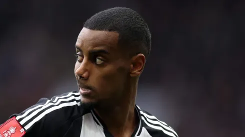 Alexander Isak, atacante do Newcastle, foi flagrado em Gosforth usando um agasalho vermelho da Adidas durante uma visita a uma loja de animais. A cena gerou piadas entre torcedores e aumentou os rumores sobre sua possível saída para o Liverpool. (Foto de George Wood/Getty Images)