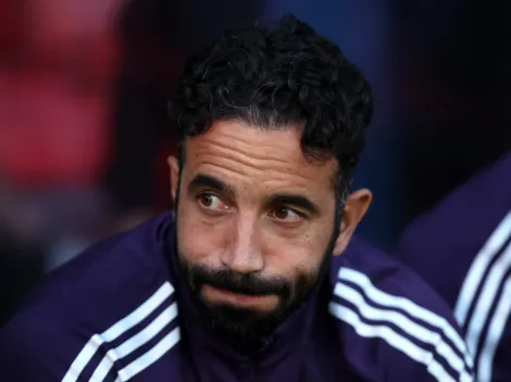 Cunha erra pênalti, United cai para o Grimsby e soma mais um vexame histórico