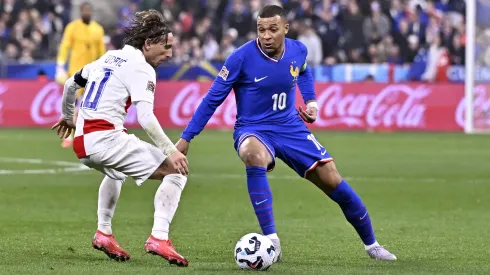 Kylian Mbappé, da França, e Lucas Modric, da Croácia, disputam a posse de bola durante a partida das quartas de final da Liga das Nações da UEFA entre Croácia e França, no Stade de France, em 23 de março de 2025, em Paris, França. Foto: Aurelien Meunier/Getty Images